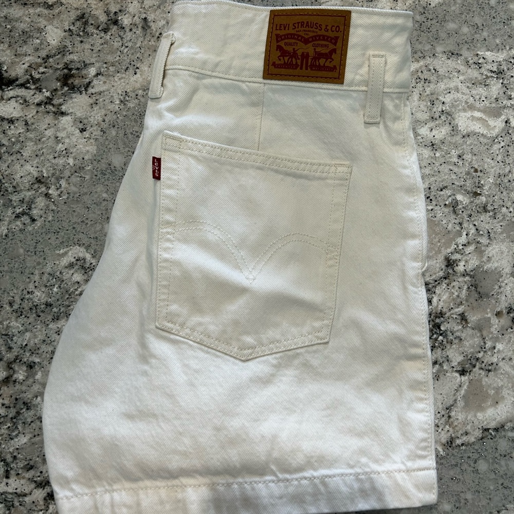 Women Levi’s Size 31 White Denim Shorts